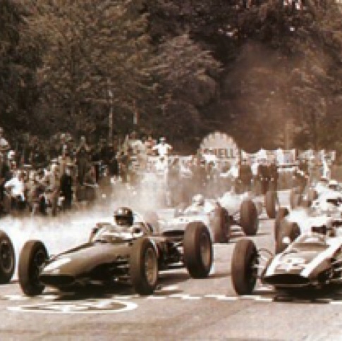 Départ à Rouen les Essarts pour le GP de France avec Graham Hill sur sa BRM et Bruce Mc Laren sur sa Cooper